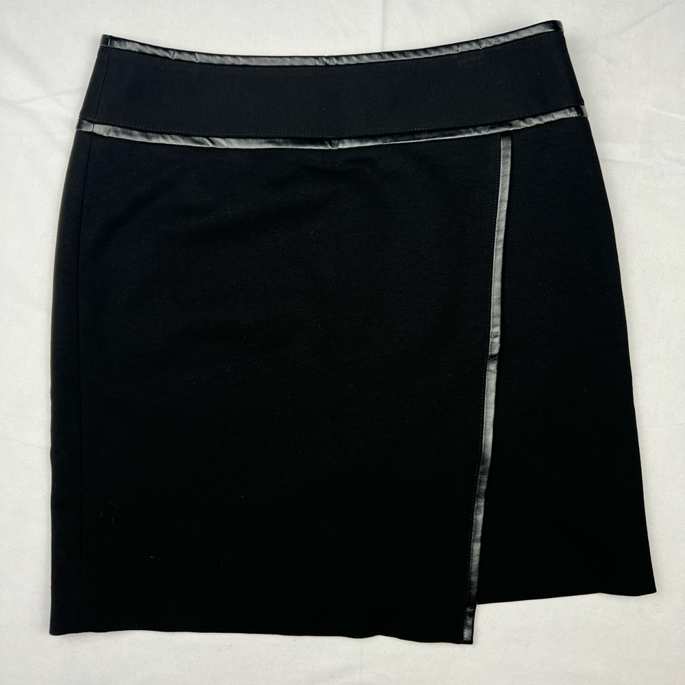 New WHBM Wrap Mini Skirt Faux Leather Trim Black Sz 6 White House Black Market - Picture 2 of 7